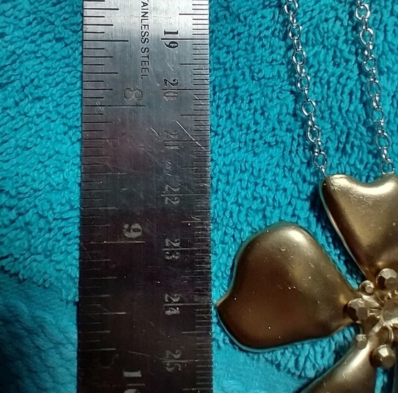 Goldtone large flower on silvertone chain necklace - Picture 2 of 4